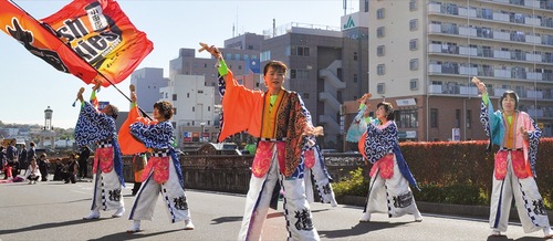 秦野市・水無川沿いの会場＝22日