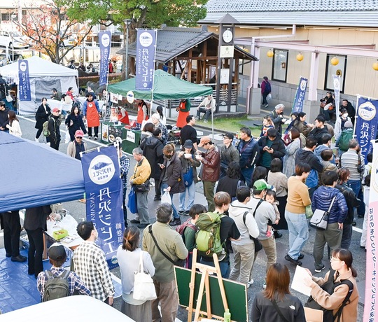 大勢の来場者で賑わい行列ができた会場（秦野市提供）