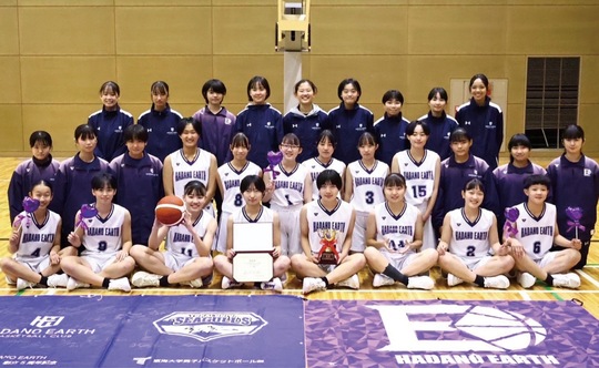 優勝したチームのメンバー（チーム提供）