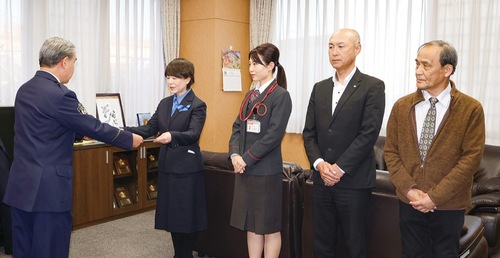 感謝状を手渡す浅田署長（左）