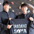 試合でも着用する部のＴシャツを持つ廣澤さん（左）と佐竹さん