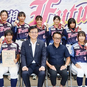 高橋市長に優勝を報告した西湘フューチャーの選手ら＝17日・市役所