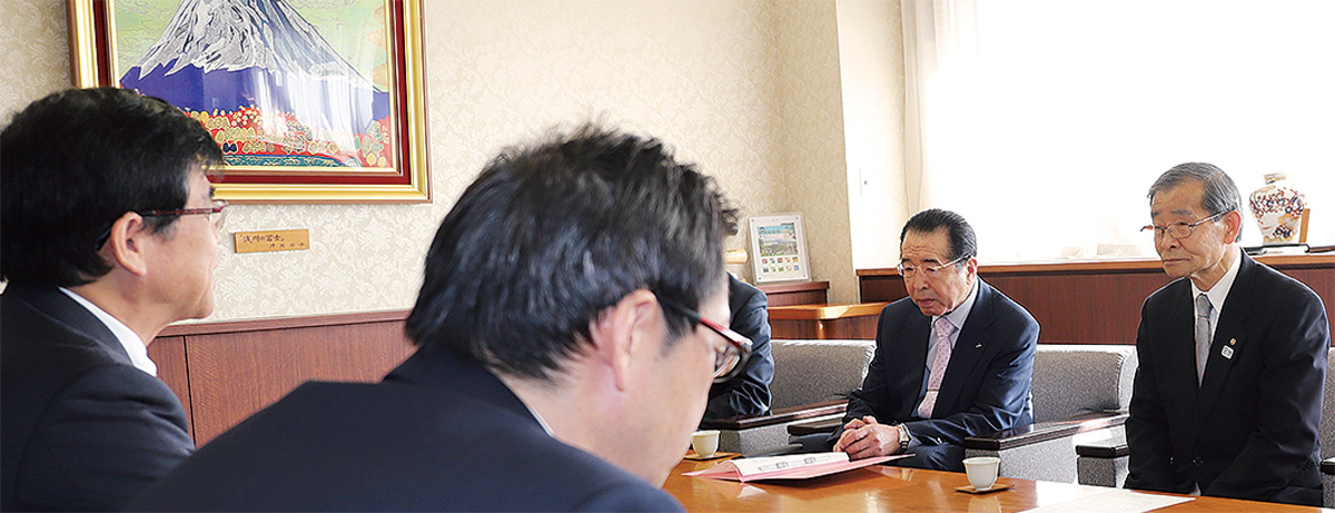 高橋市長（左）に要望書を手渡した佐野会頭（右）と山口組合長（中央右）