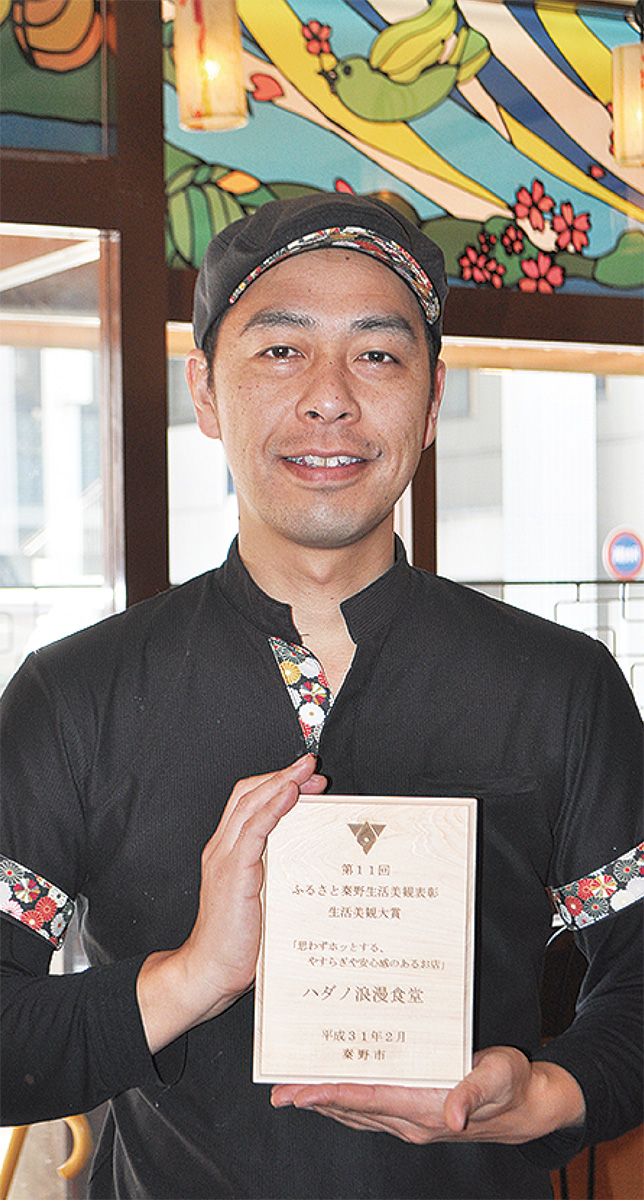 大賞の楯を持つ小桧山代表