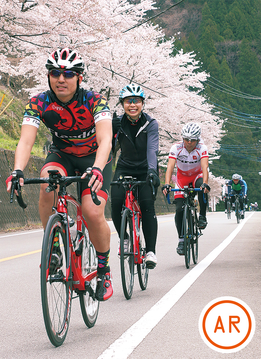 桜が咲くコースで笑顔を見せる選手