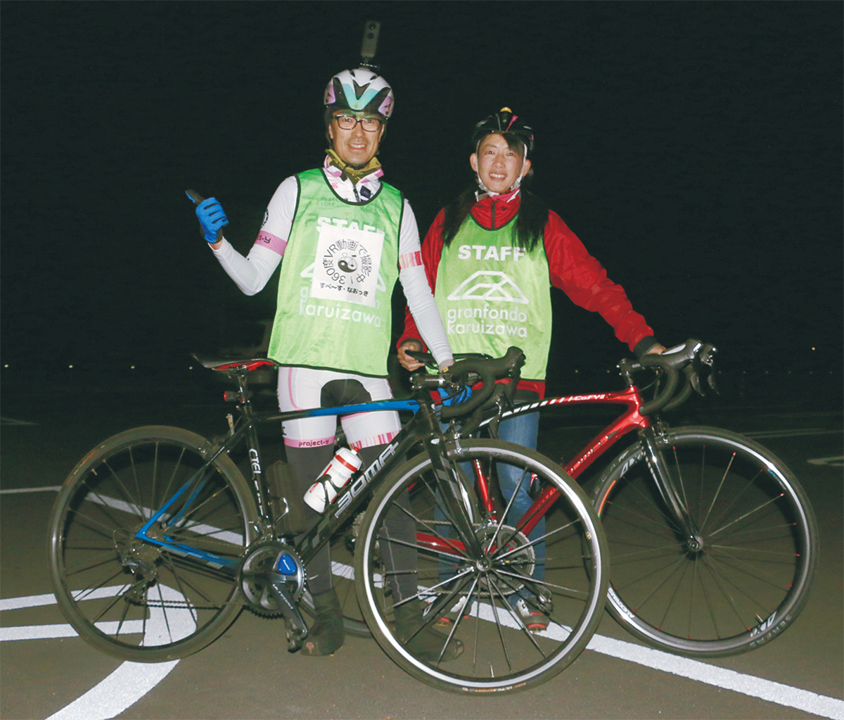 グランフォンド丹沢スタート前に笑顔を見せる大野さん夫妻。ヘルメットにカメラが装着されている