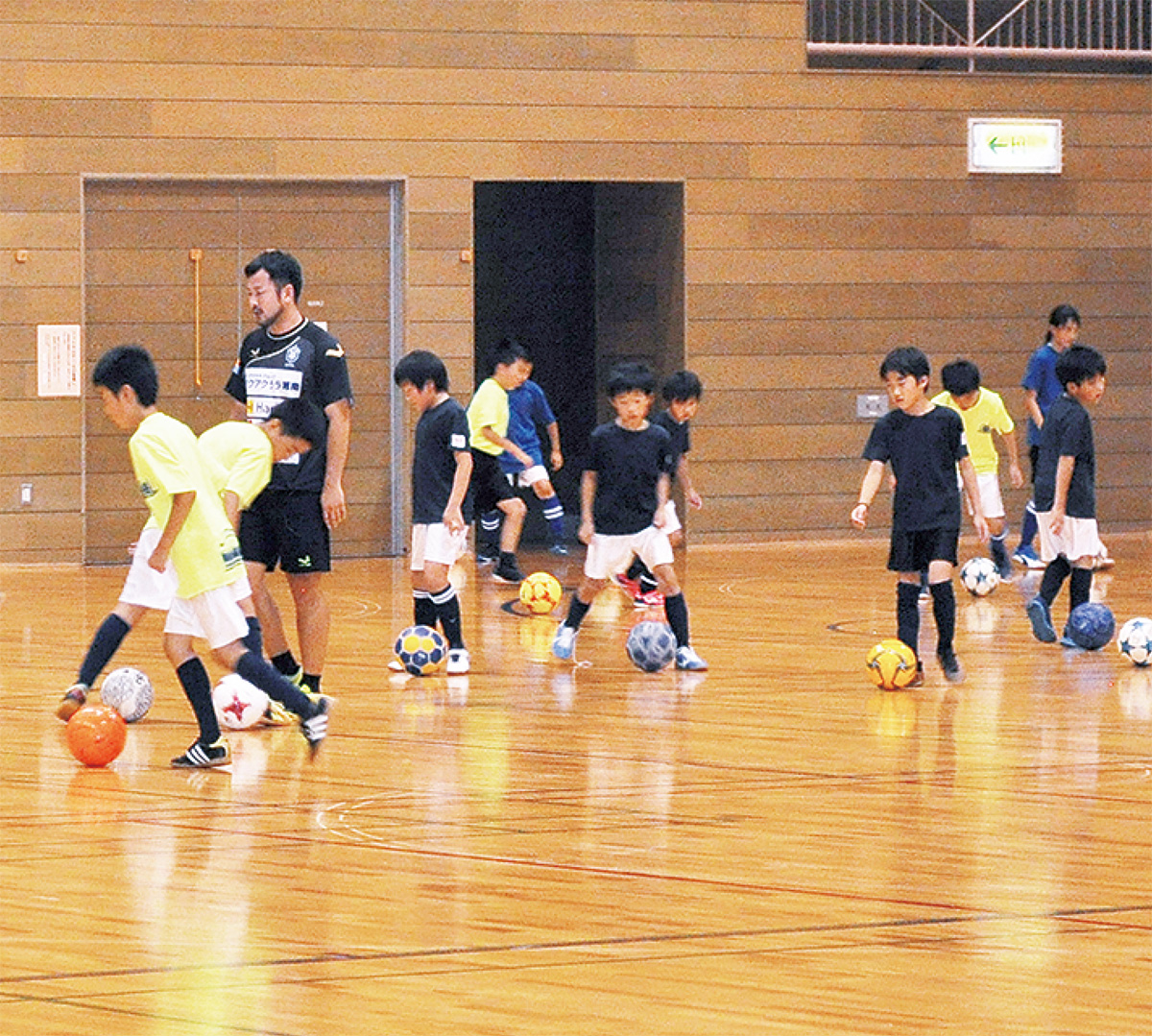 シュートの指導を受ける子どもたち