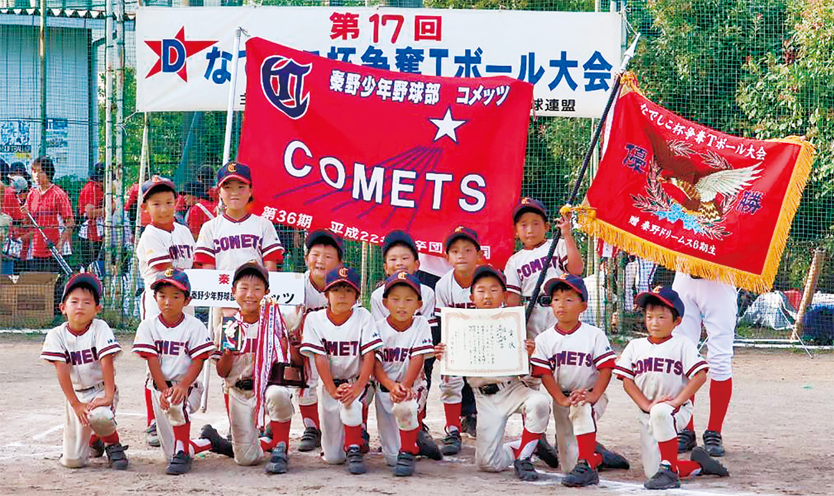 優勝旗を掲げるコメッツ