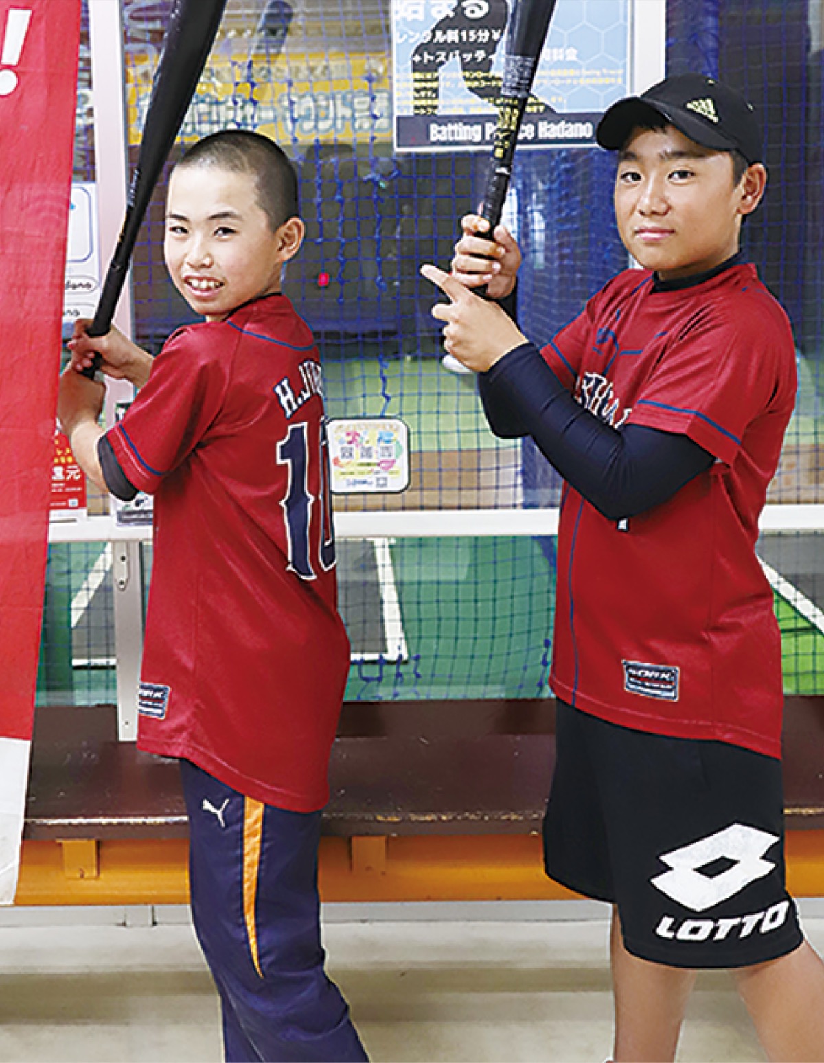バットを持つ原選手(左)と小澤選手(右)