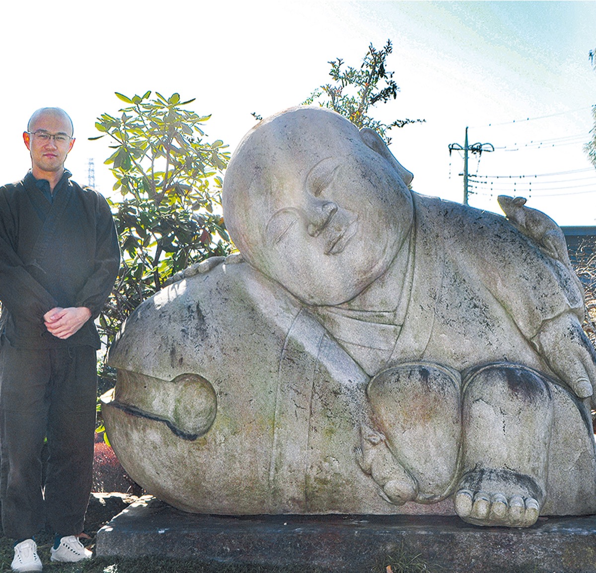 鈴木住職と石像