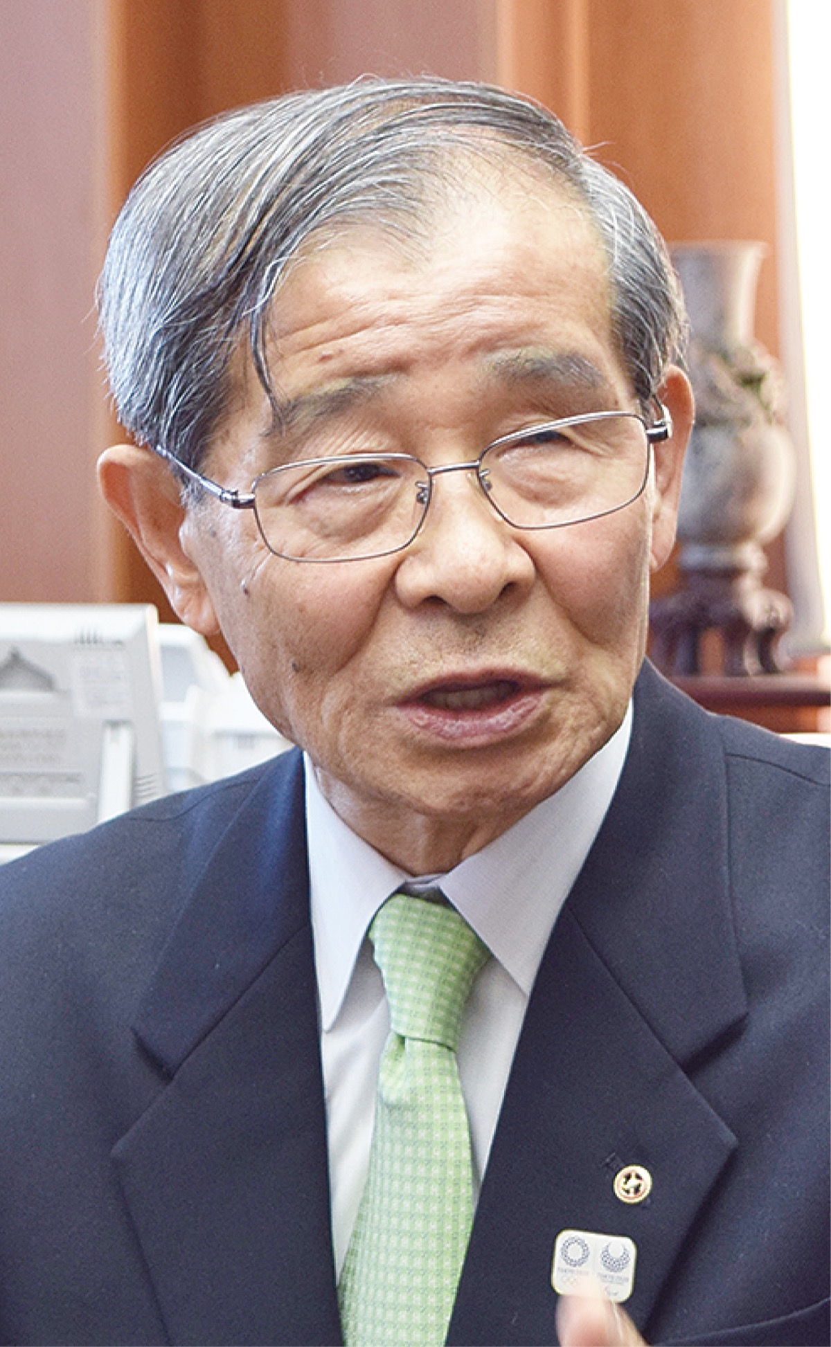 取材にこたえる佐野会頭
