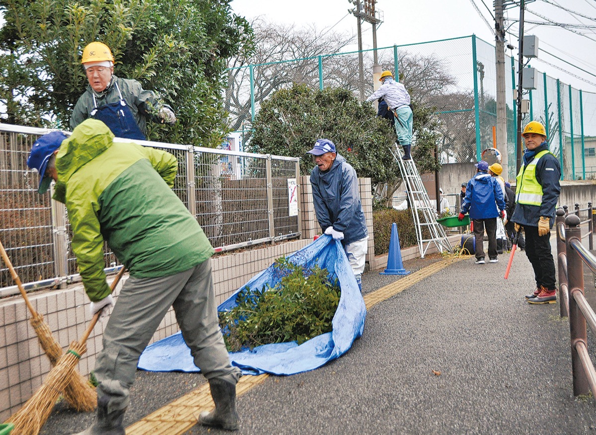 秦野市シルバー人材センター ボランティアで剪定作業 寒空の下人が参加 秦野 タウンニュース