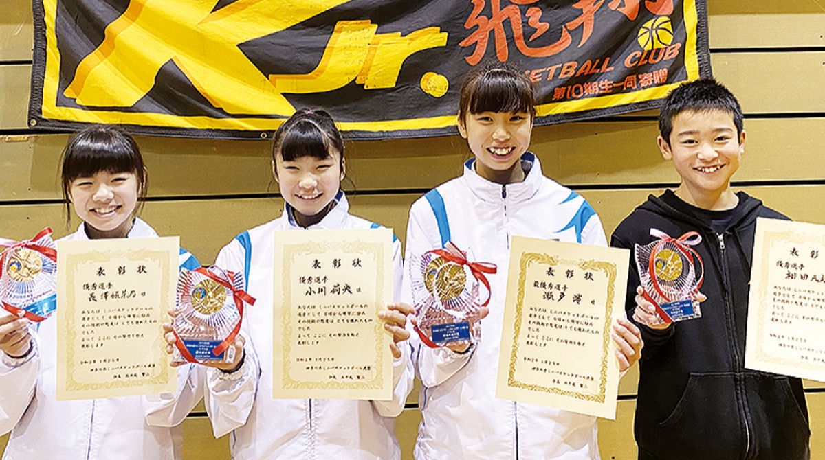 右から優秀選手の相田君、最優秀選手の瀬戸さん、優秀選手の小川さん、長澤さん
