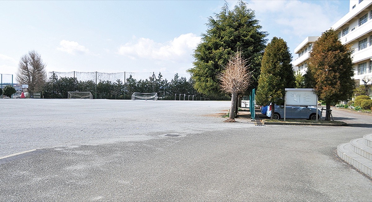 臨時休業で生徒の消えた市内中学校の校庭