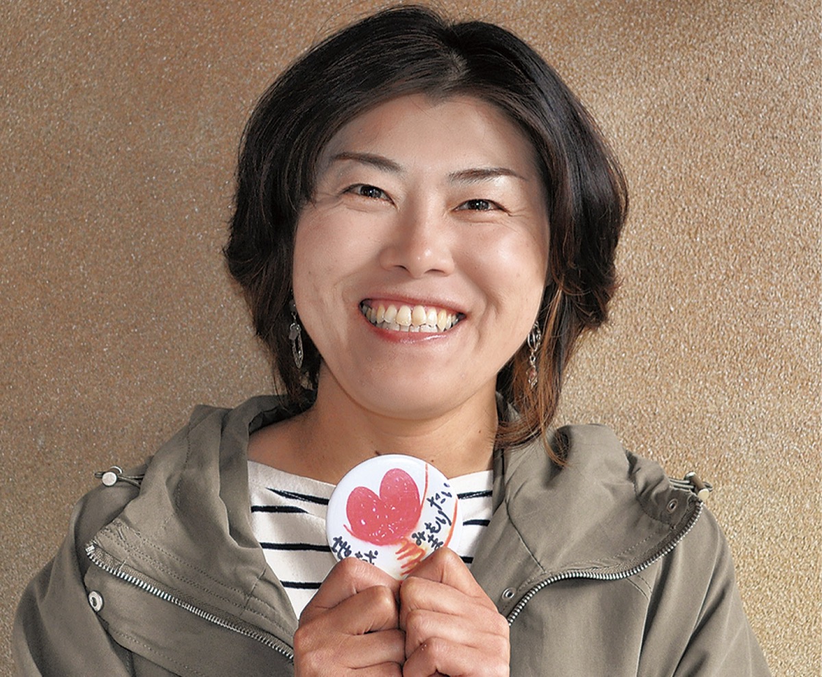 缶バッジを持つ磯辺さん