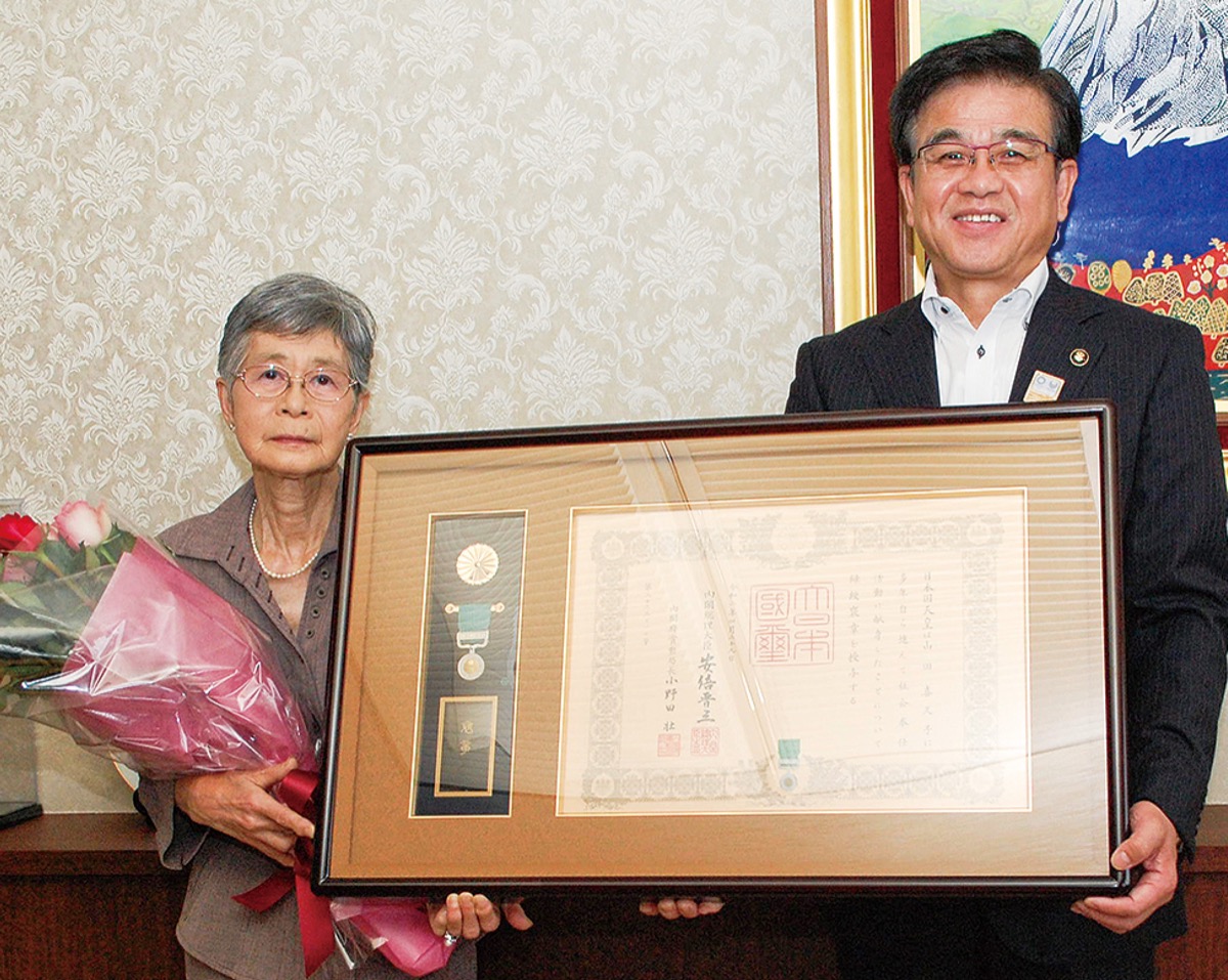高橋市長に受章報告をした山田さん（左）