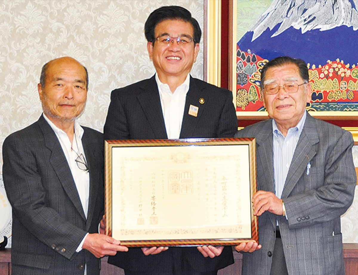 受章報告をする本町第二友愛チーム