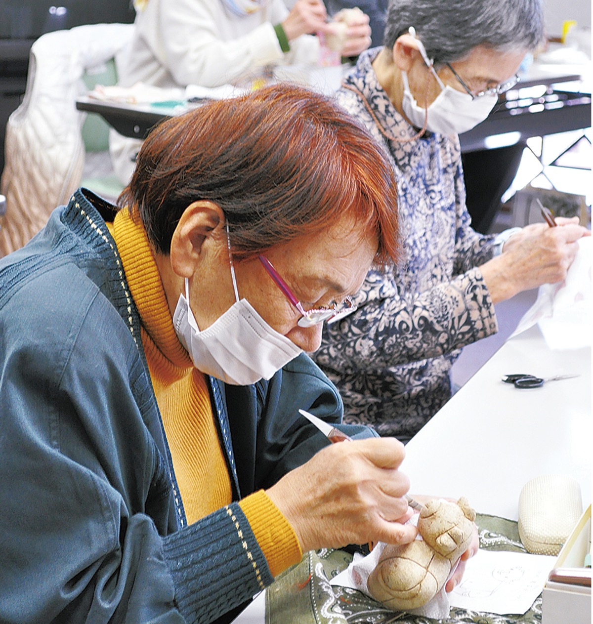 来年の干支 木目込み人形で 参加者全員作業に集中 秦野 タウンニュース