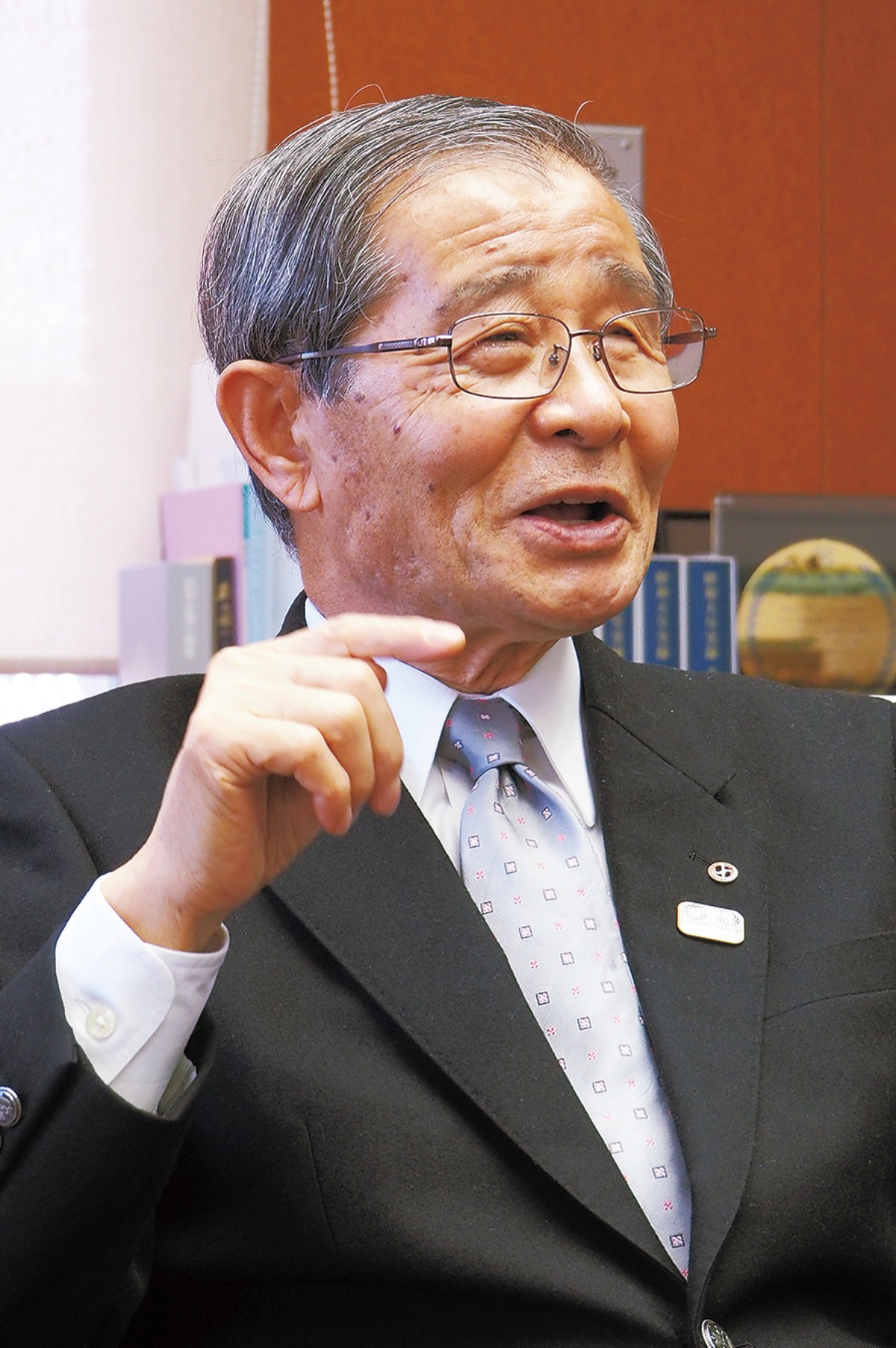 インタビューに答える佐野会頭