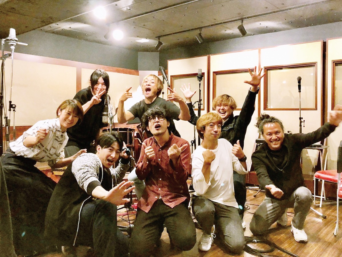 ジェントルゆうすけさん（前列中央）と収録に関わったアーティストら