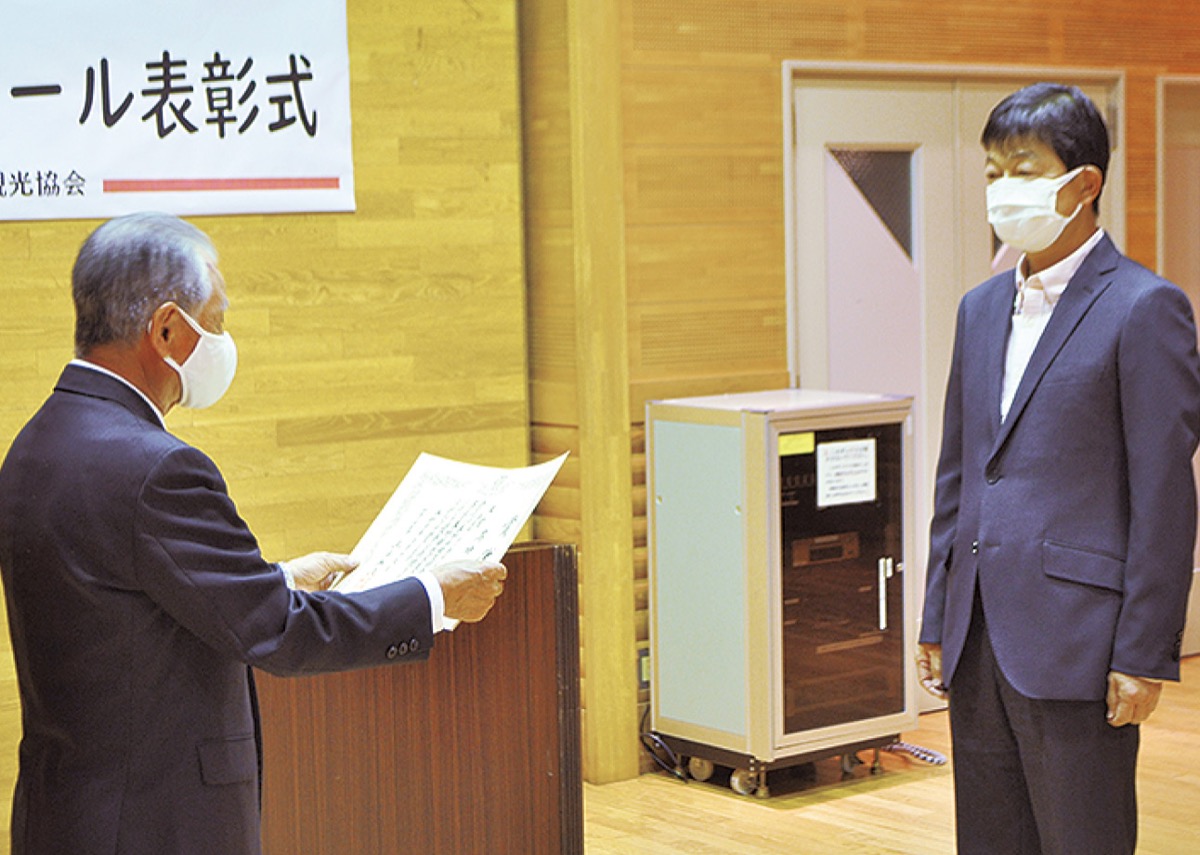 表彰を受ける高田さん（右）