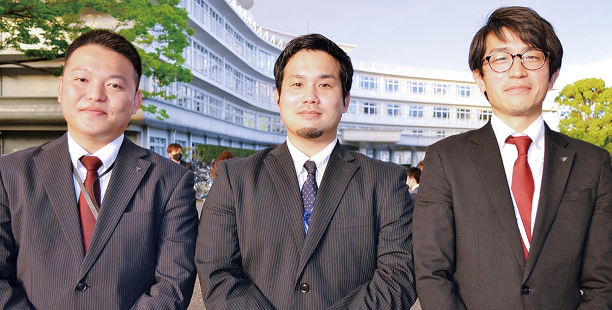 佐藤さん（中央）ら企画チームメンバー