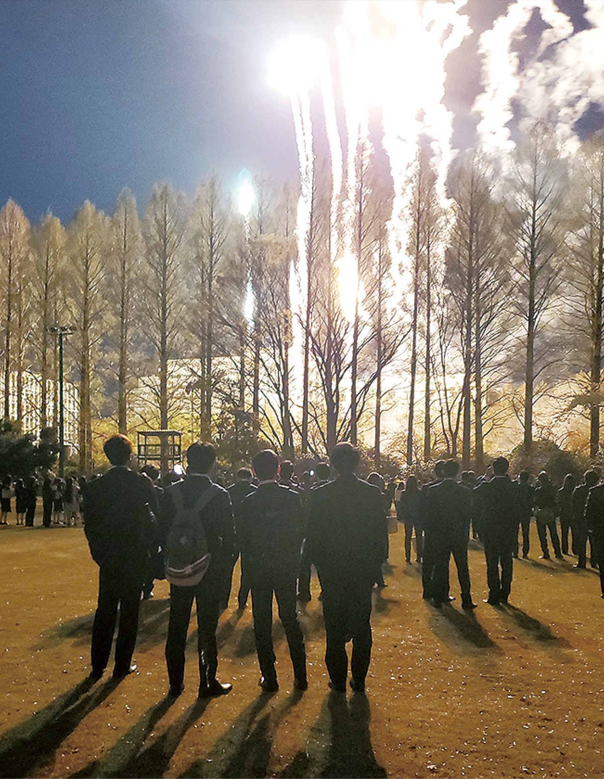 構内で花火見物する学生ら