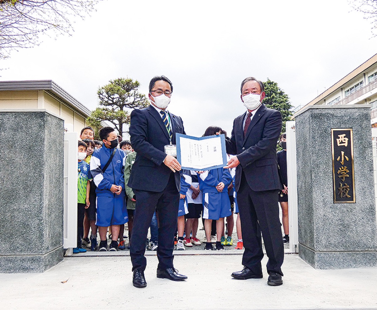 三武委員長(右)が市に寄贈