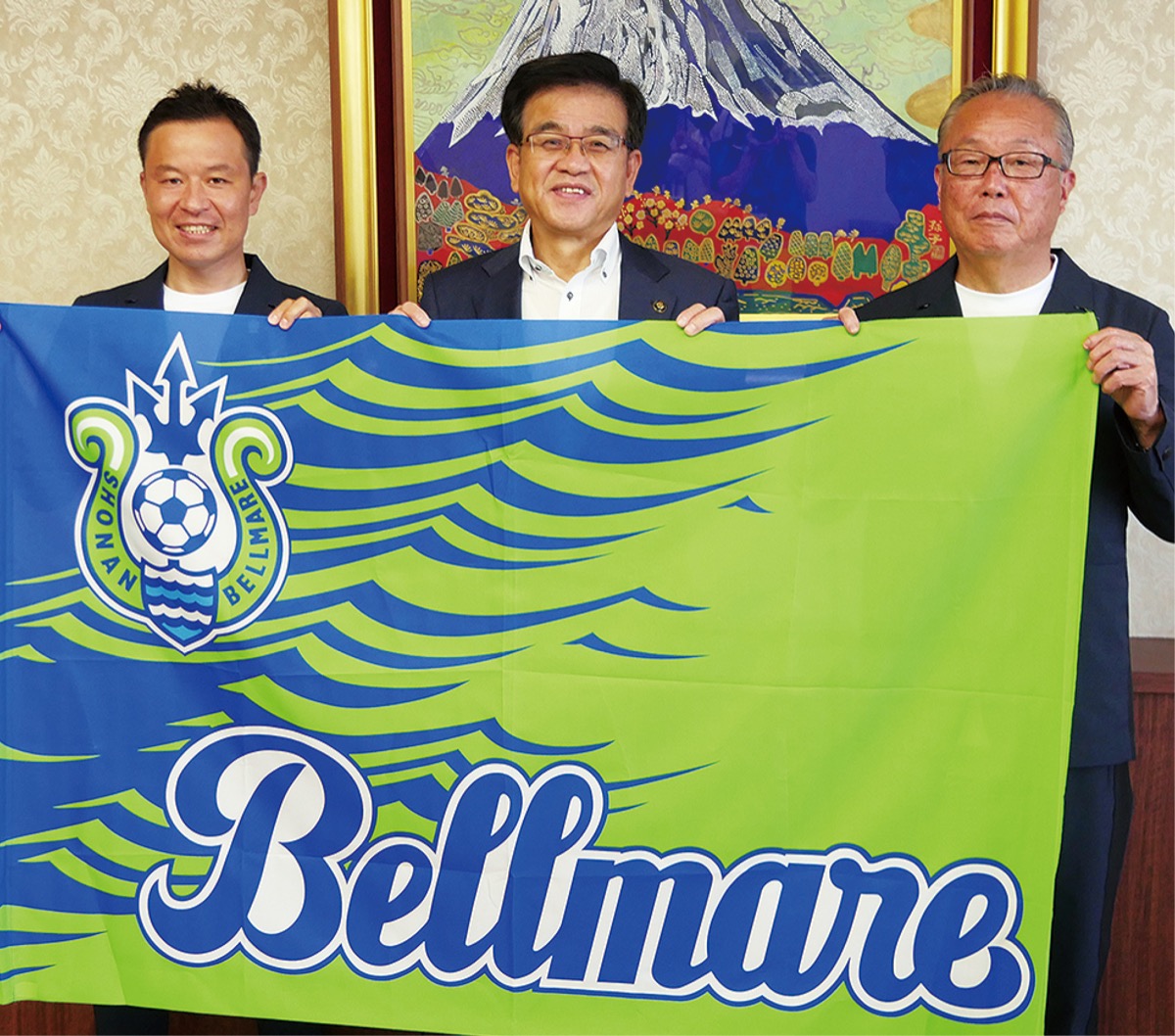 高橋市長を囲む古川さん(左)と間宮さん(右)