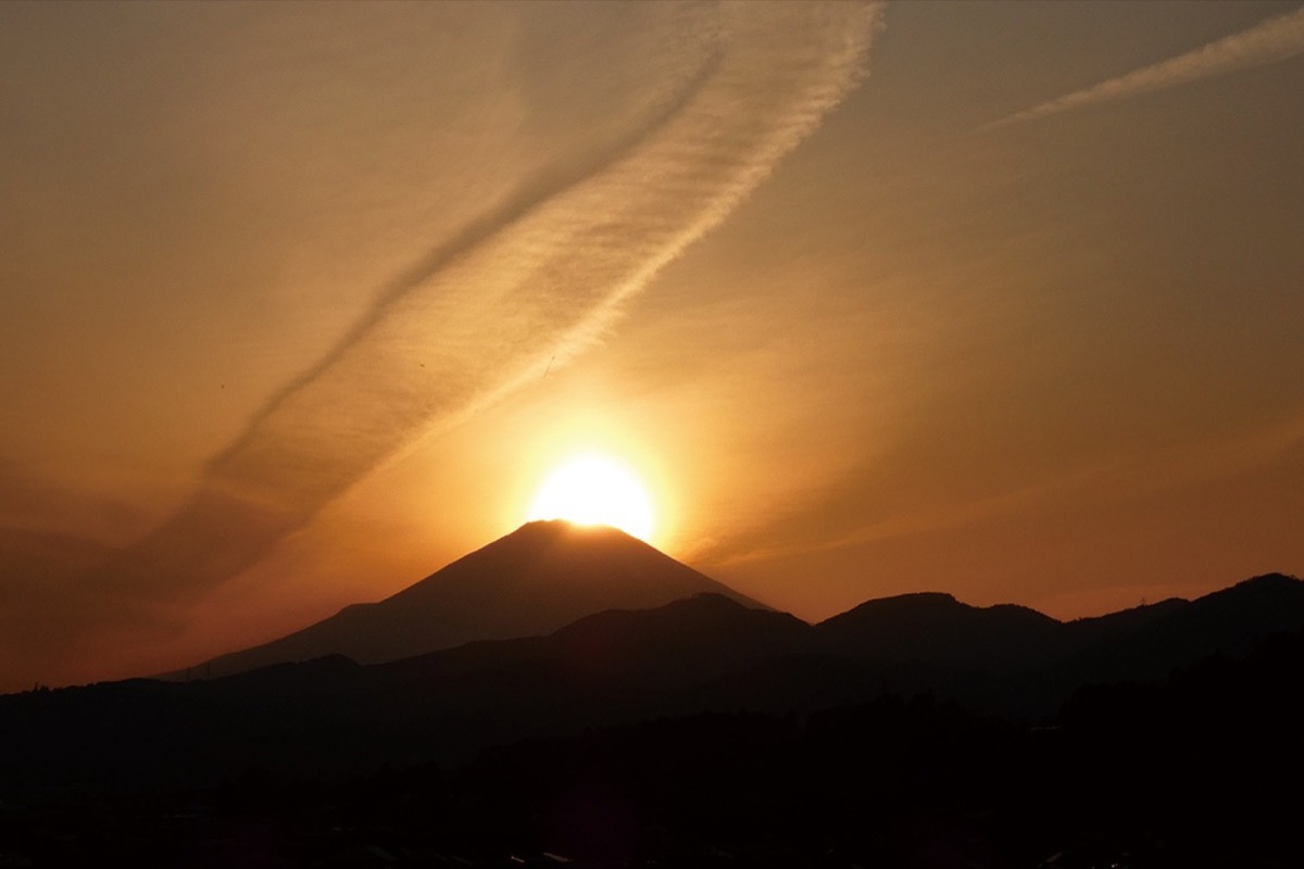 富士山の山頂近くに沈む太陽（東田原／2020年３月撮影）