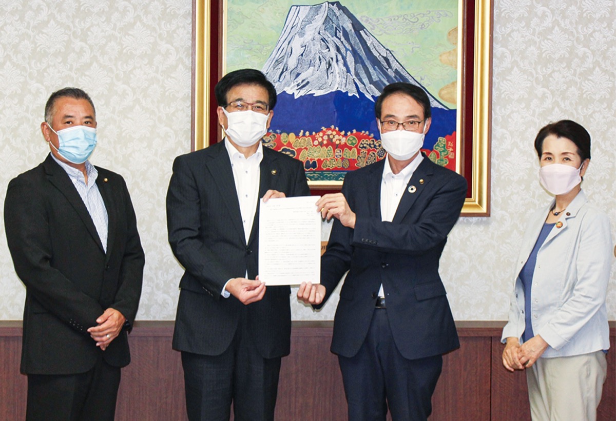 高橋昌和秦野市長に要望書を提出する秦野市議会公明党メンバー