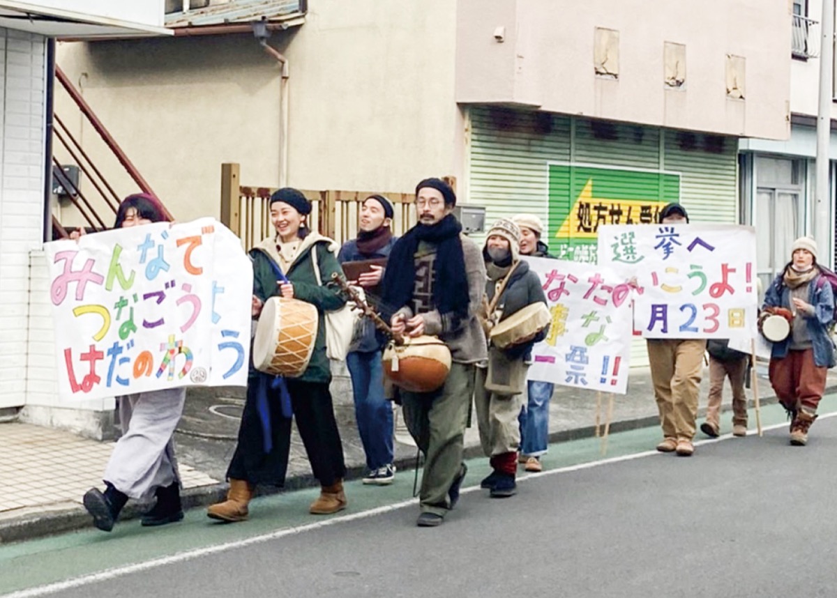 道を練り歩く「はだのわ」メンバー