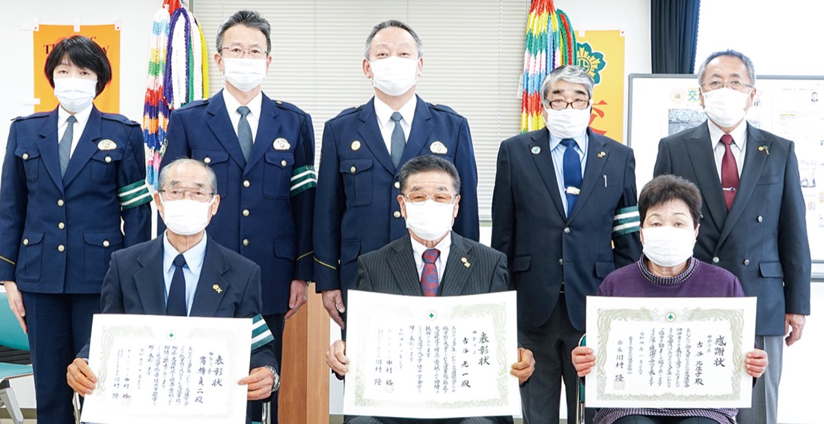 伝達式のようす。前列左が銀章の高橋さん