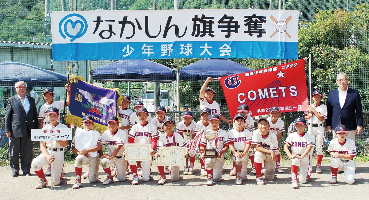 優勝を喜ぶコメッツの選手ら