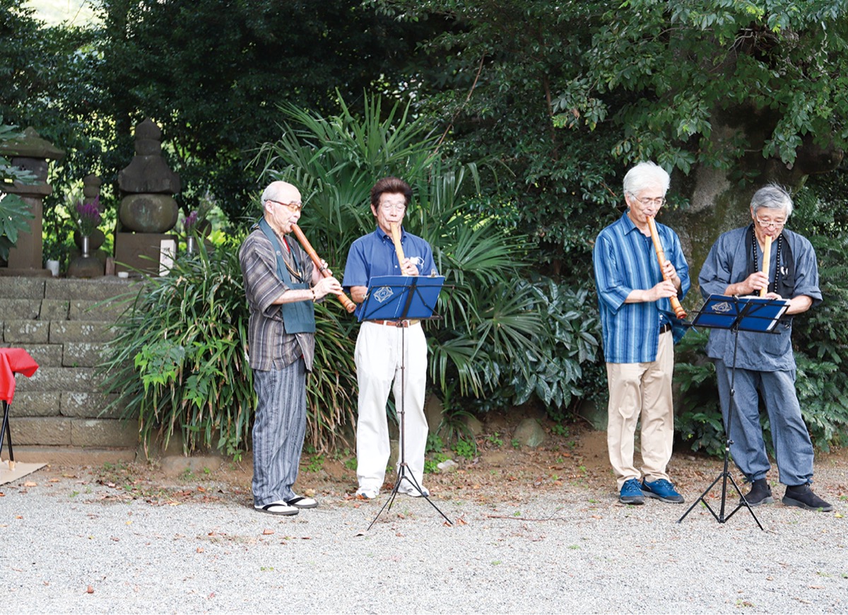 演奏する星さん（左）ら