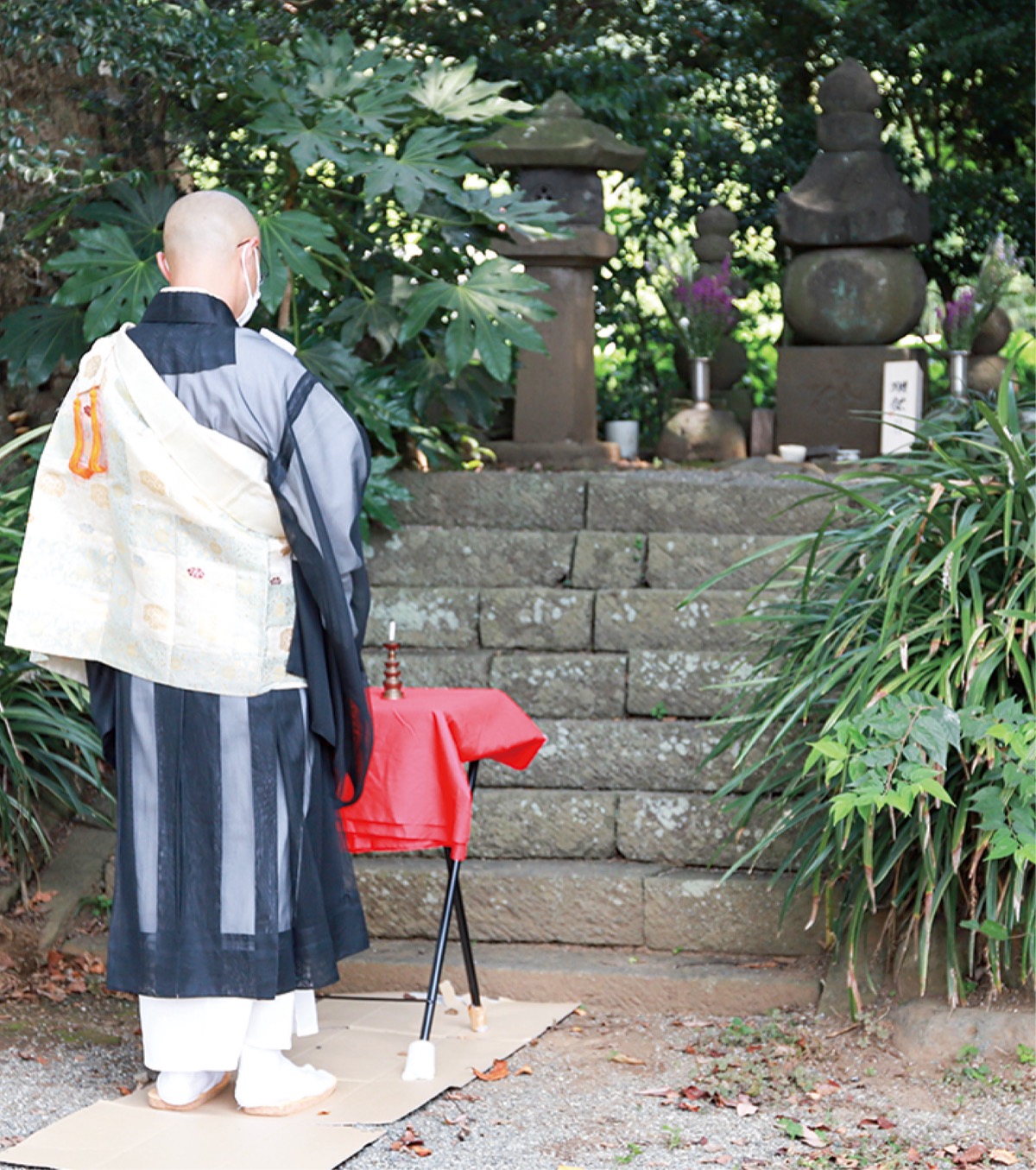 読経する鈴木住職