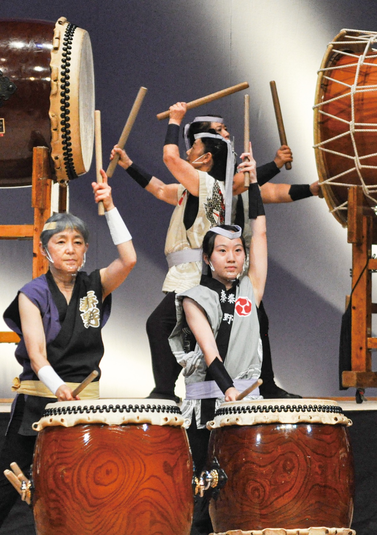 この日のための曲「悠久」を披露する出演者たち