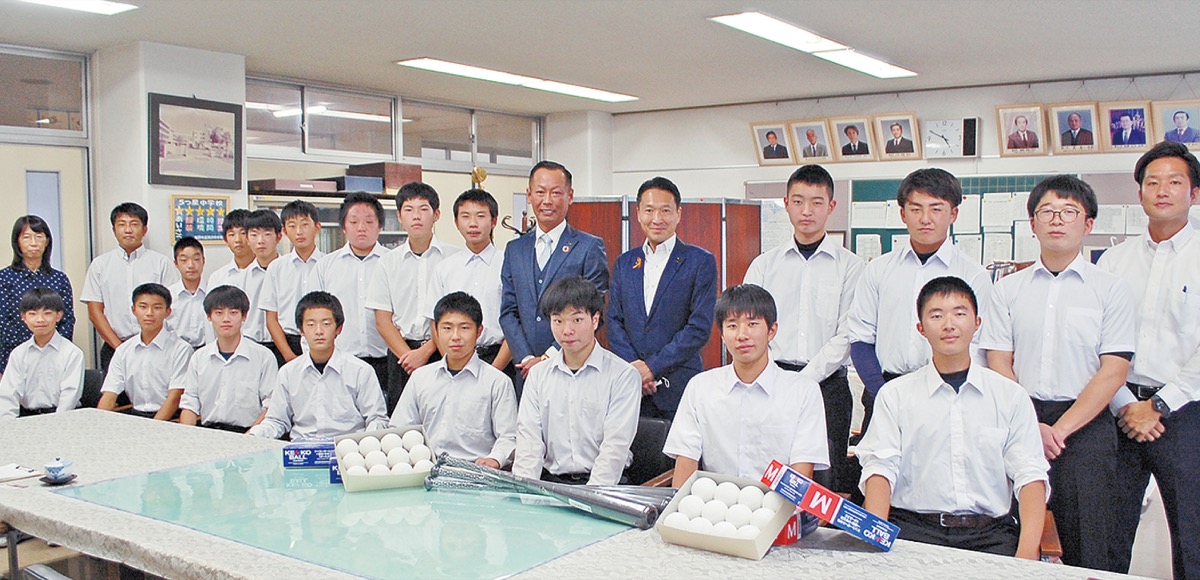 野球用品を寄贈した前澤さん（中央左）と神倉県議（中央右）