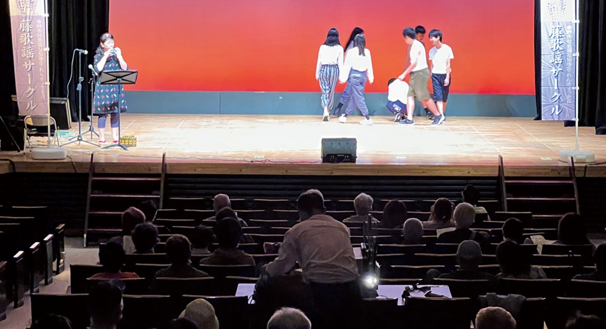 舞台では子どもたちが「かごめかごめ」で遊ぶ様子も