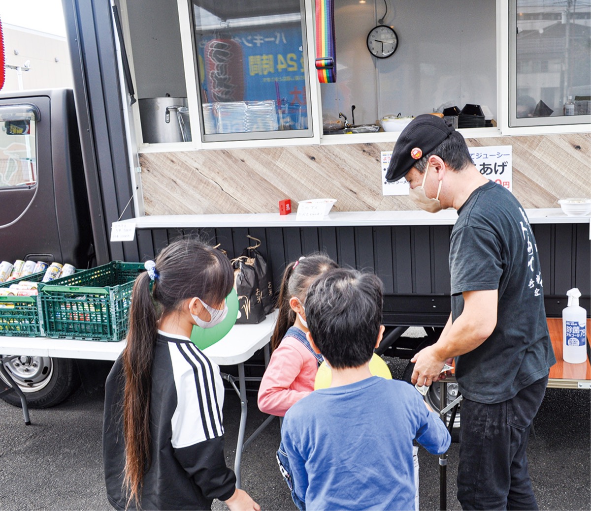 来場した子どもたちと交流する出店者