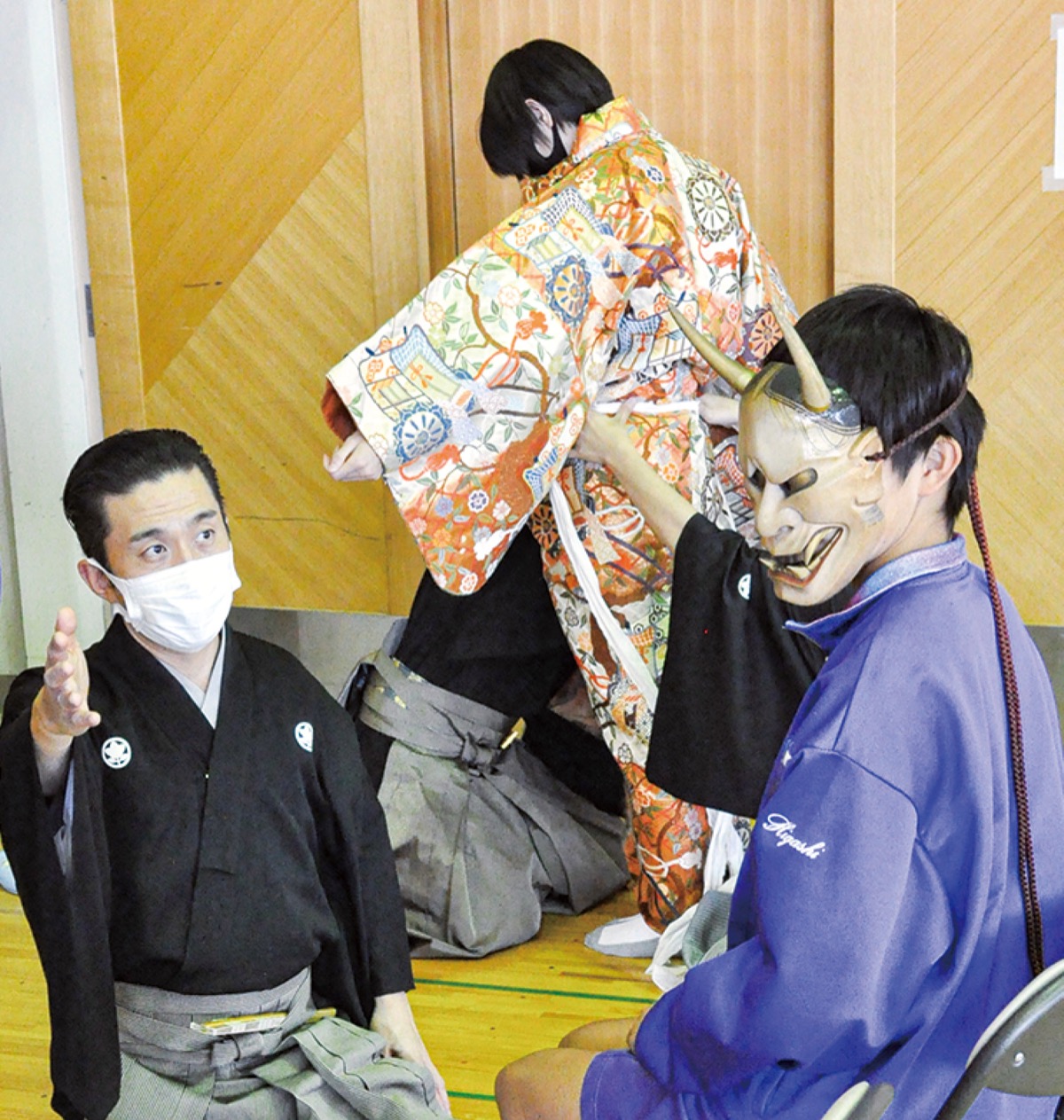 東中学校 伝統文化 能楽を体験 能面装着や衣裳試着も | 秦野 | タウンニュース