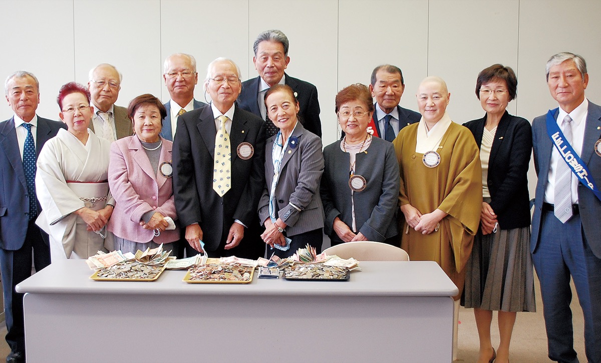 外国コインや紙幣を寄付 秦野名水ロータリークラブ | 秦野 | タウンニュース