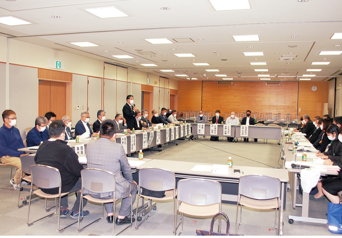 会場に集った各商店会の関係者と高橋市長を始めとした職員ら