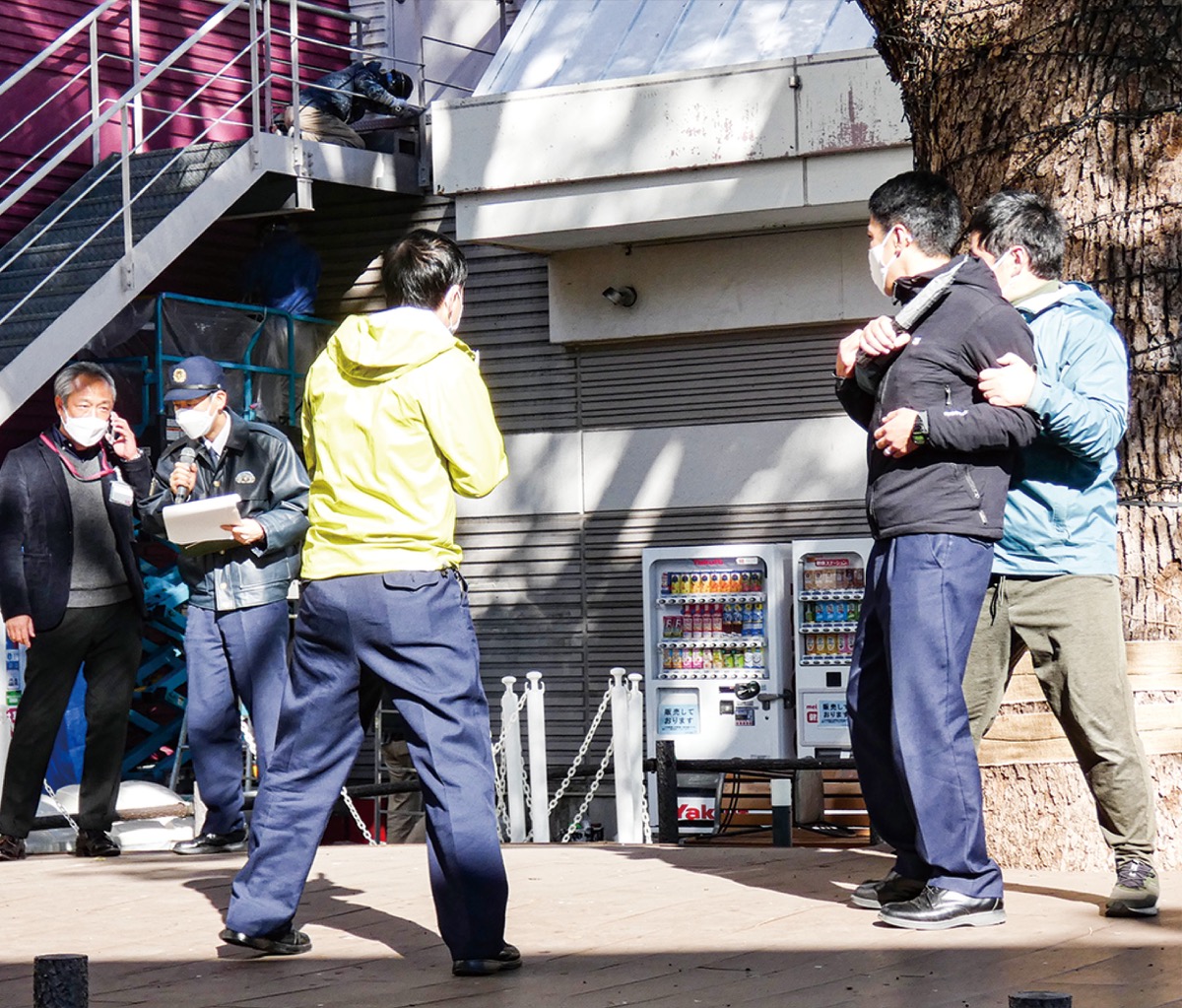 犯人の特徴を通報する笠井ゼネラルマネージャー(左)