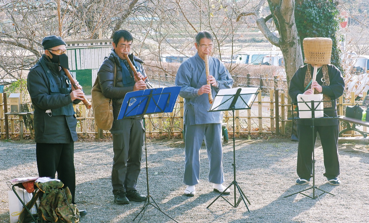 星さん（左）らが集まり尺八を披露