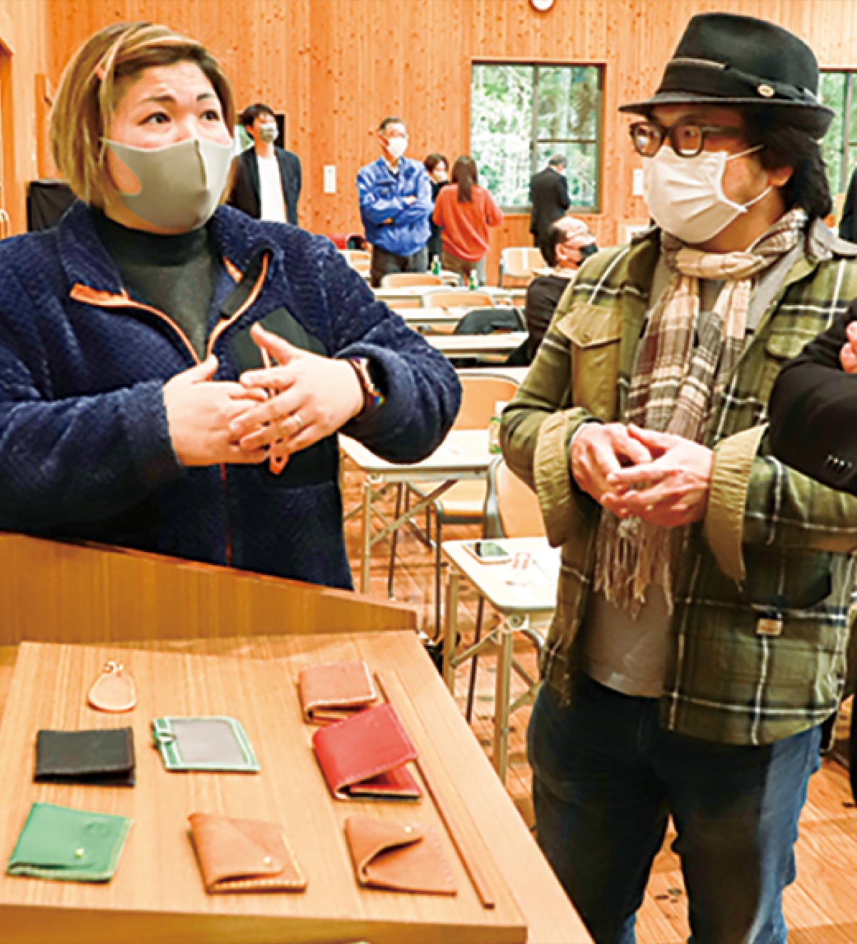 会場には、はだのブランドの認証品にもなっている「丹沢ジビエレザー」の商品が展示された