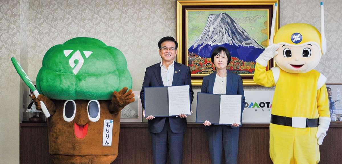 高橋市長(中央左)と協定締結をした寺崎運転免許本部長、くずはの家マスコットキャラクター「もりりん」(左)と県警マスコット「ピーガルくん」