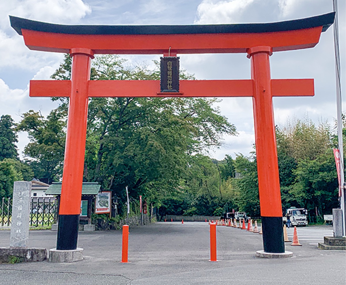 大鳥居を修繕塗装 (写真1)