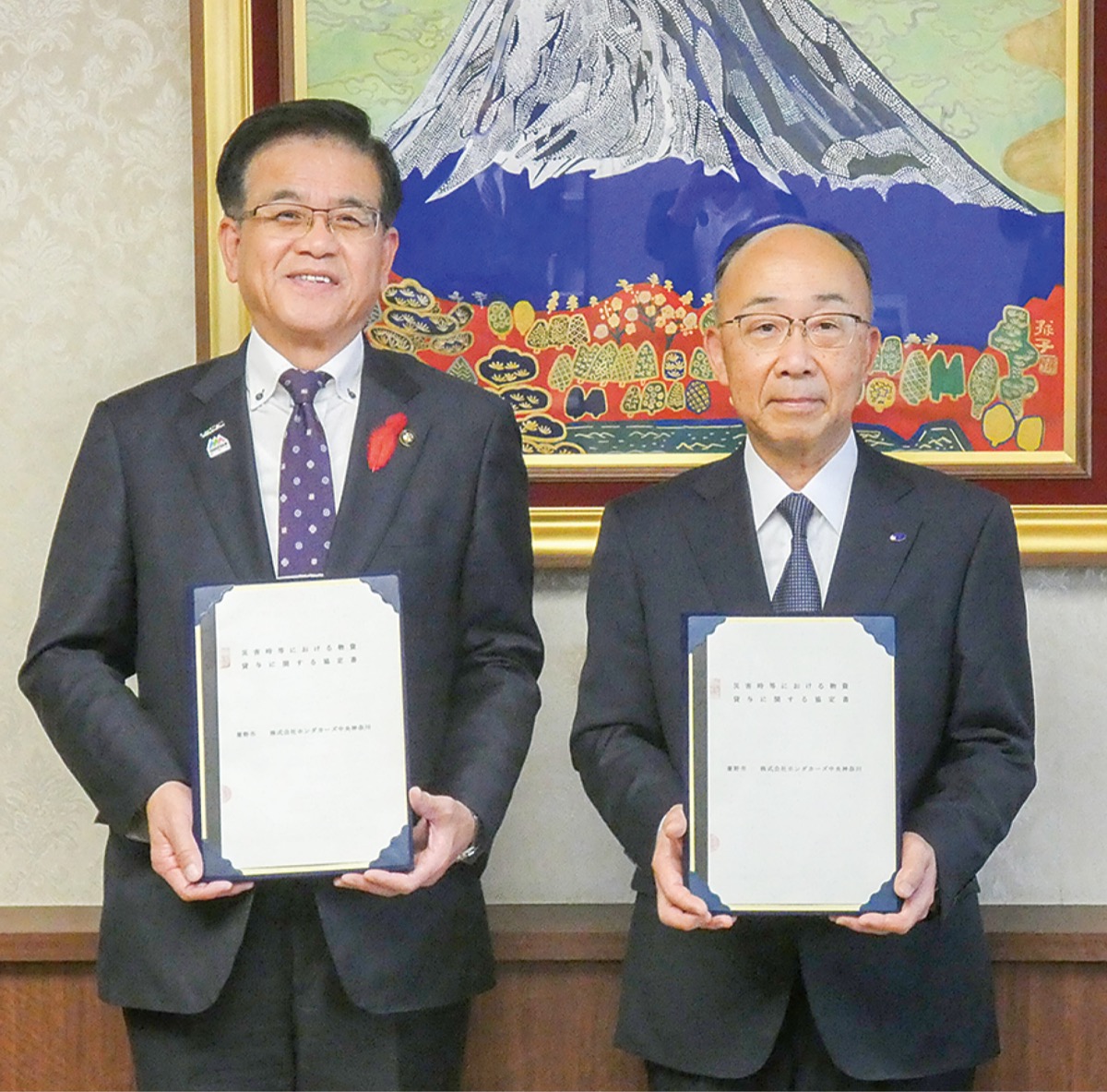 協定を結んだ高橋市長（左）と新海社長