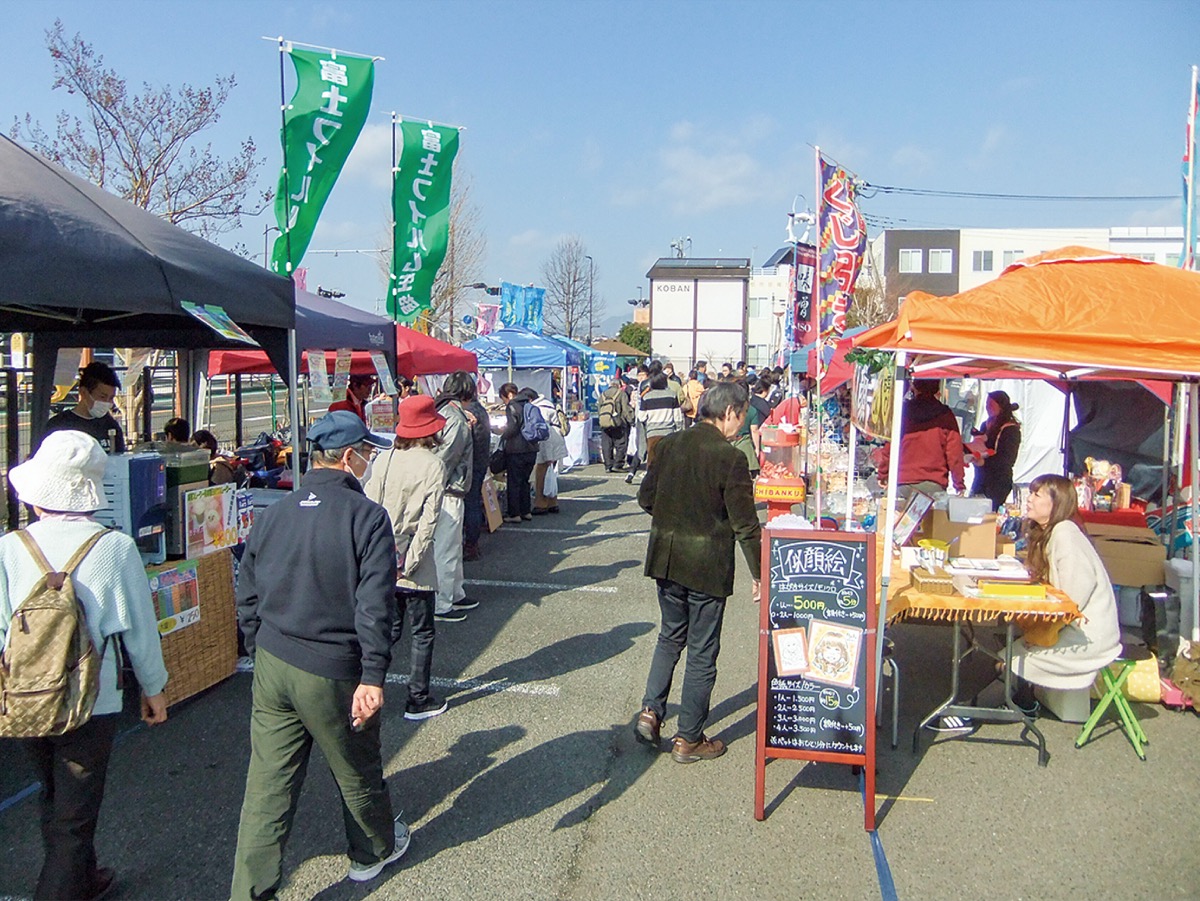 会場には多くの市民らが訪れる（写真は過去）
